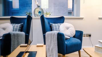 Luxury Apartment, Private Bathroom, City View (Prestige City Centre) | Lounge