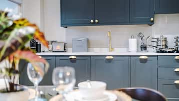 Luxury Apartment, Private Bathroom, City View (Prestige City Centre) | Shared kitchen