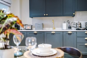 Luxury Apartment, Private Bathroom, City View (Prestige City Centre) | Shared kitchen - Modern 2BR Apartment Leeds Centre (Leeds)