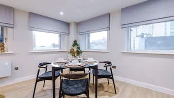 Apartamento de lujo, baño privado, vistas a la ciudad (Prestige City Centre) | Restauración