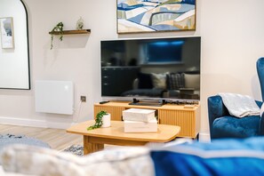 Luxury Apartment, Private Bathroom, City View (Prestige City Centre) | Lounge - Modern 2BR Apartment Leeds Centre (Leeds)