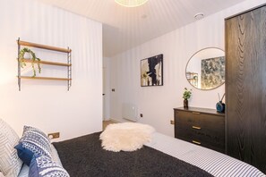 Luxury Apartment, Private Bathroom, City View (Prestige City Centre) | Blackout drapes, iron/ironing board, free WiFi - Modern 2BR Apartment Leeds Centre (Leeds)