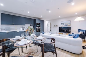 Luxury Apartment, Private Bathroom, City View (Prestige City Centre) | Lounge