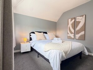 4 bedrooms, iron/ironing board, Internet, bed sheets