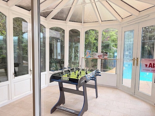 Palm House | Heated Pool | Sleeps 10 | South Downs