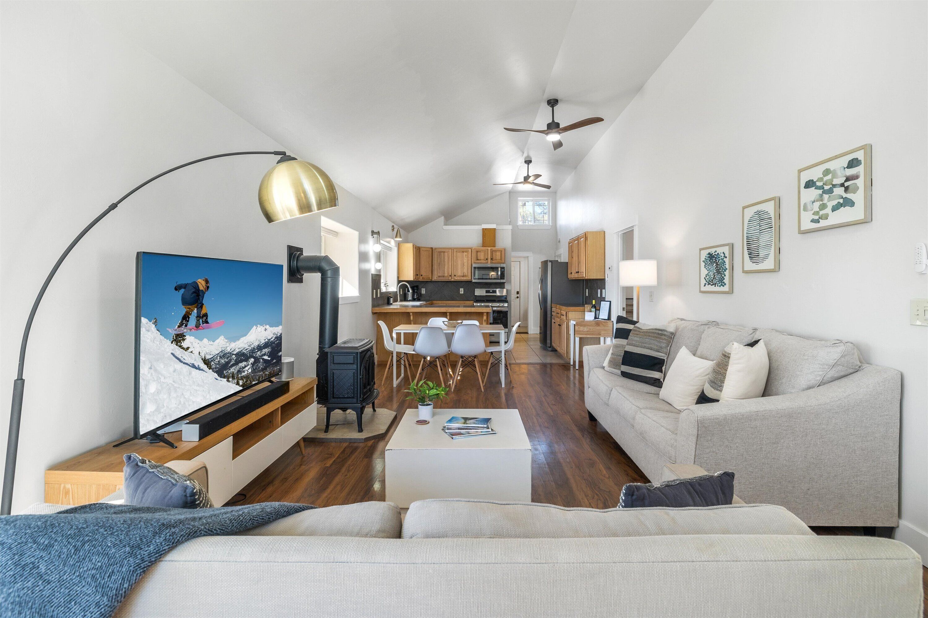 Smart TV, fireplace