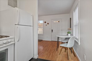 Wasserkocher mit Kaffee-/Teezubehör, Kühlschrank, Mikrowelle, Ofen