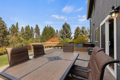 New! Beautiful 5 Bedroom Retreat | Hot Tub | Backyard
