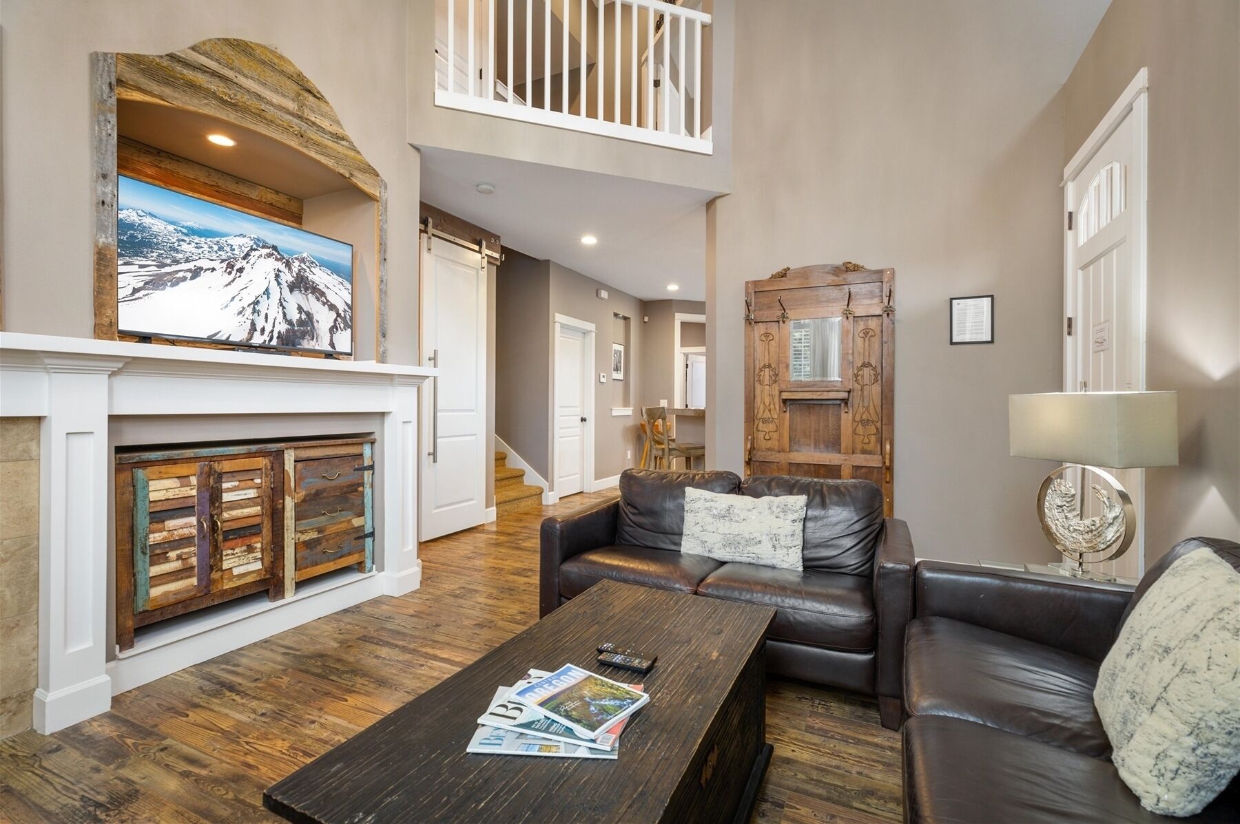 Smart TV, fireplace