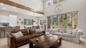 Smart TV, fireplace - New Listing! Gorgeous Home | Hot Tub | Minutes to Mt. Bachelor (Bend)