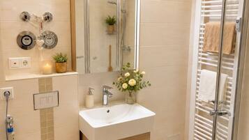 Dusche, Handtücher, Seife, Toilettenpapier