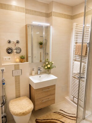 Shower, towels, soap, toilet paper - Vrbo Property (Schwarzenberg/Erzgebirge)