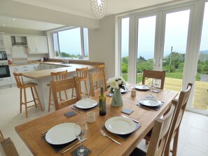 Dining - Modern Seaside house, walking distance to beautiful beach and coastal path (freshwater east)