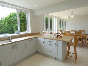 Private kitchen - Modern Seaside house, walking distance to beautiful beach and coastal path (freshwater east)