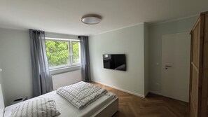 Een strijkplank/strijkijzer, wifi, beddengoed