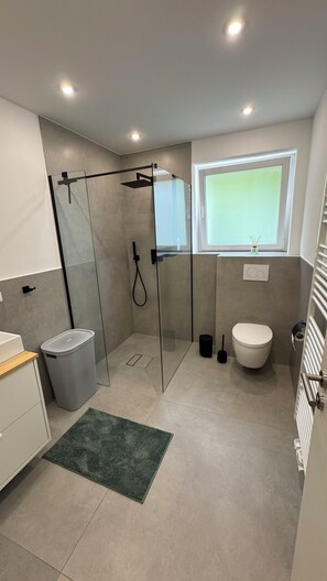 Een douche, een haardroger, handdoeken, zeep