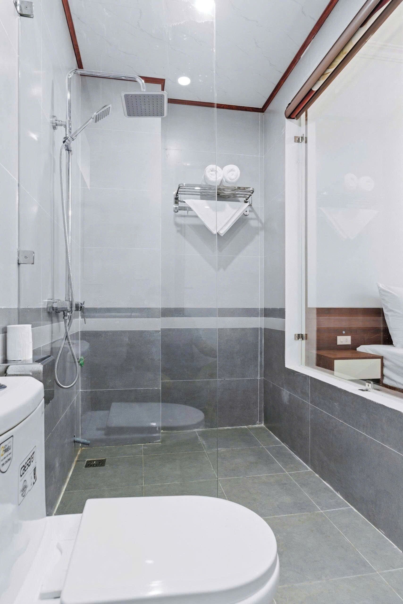 Buồng tắm vòi sen, máy sấy tóc, khăn tắm, xà phòng 