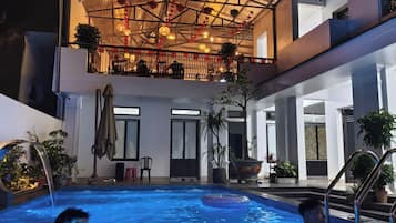 Hồ bơi ngoài trời