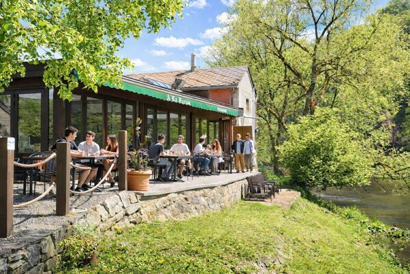 Outdoor dining - Hôtel La Ferme de Sy (Ferrières)