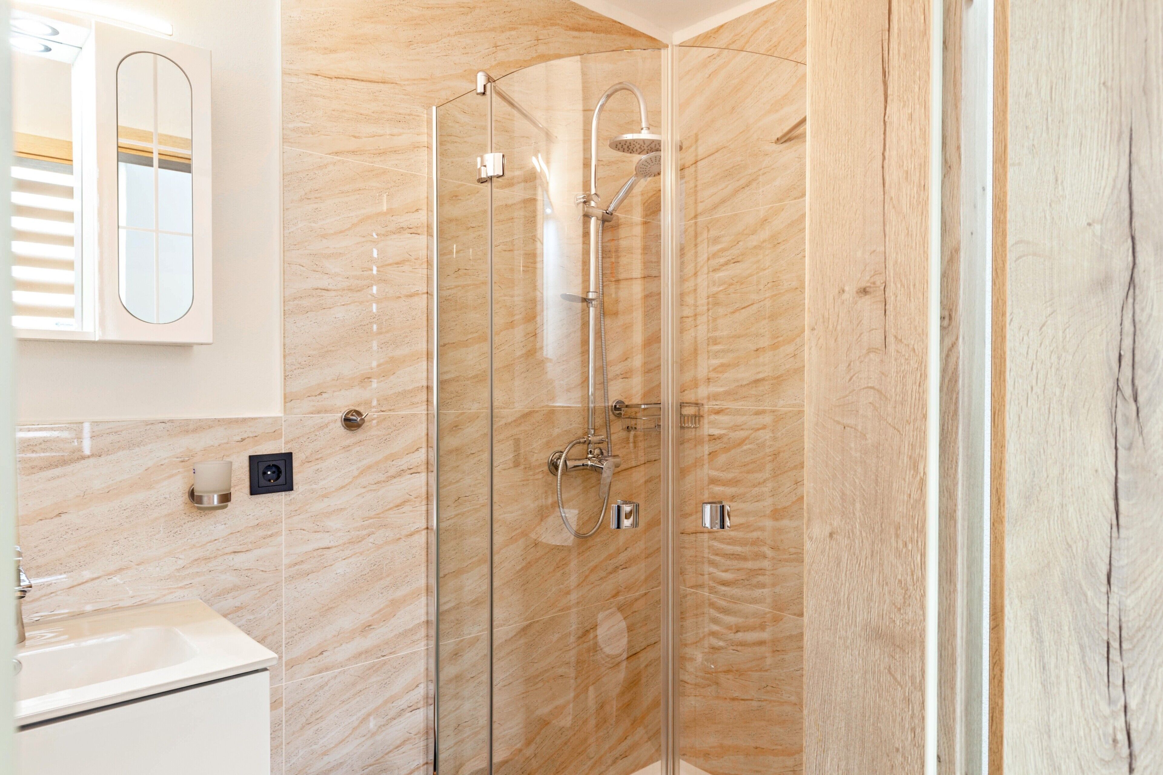 Dusche, Haartrockner, Handtücher