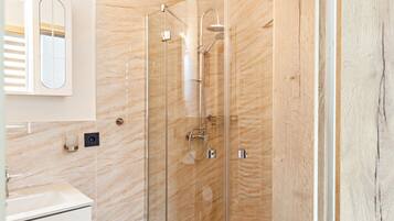 Dusche, Haartrockner, Handtücher