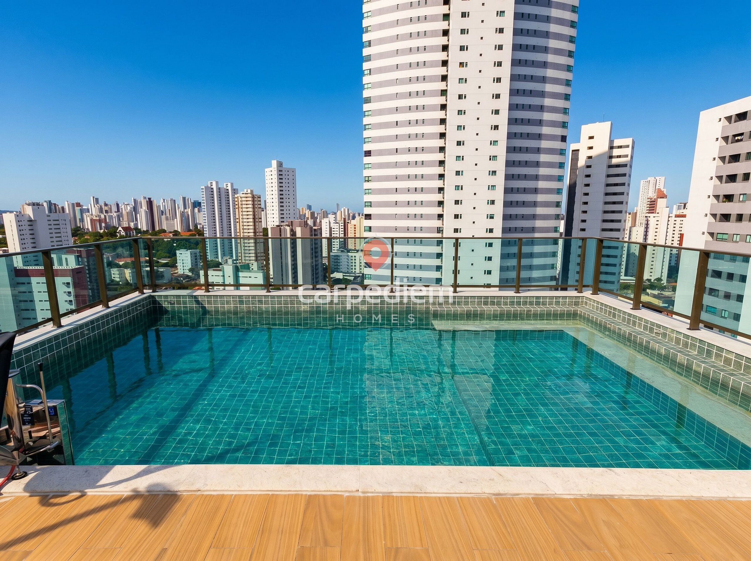 Piscina no terraço com vista para a cidade, rodeada por edifícios altos.