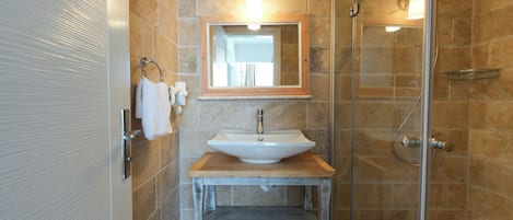 Comfort Twin kamer, uitzicht op tuin | Badkamer | Een douche, gratis toiletartikelen, een haardroger, handdoeken