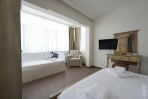Superior Triple Room, Garden View | Bar mini, meja, ruang kerja komputer riba, Wi-fi percuma 