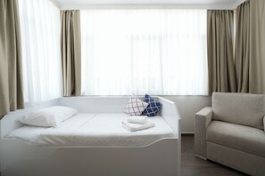 Superior Triple Room, Garden View | Bar mini, meja, ruang kerja komputer riba, Wi-fi percuma 