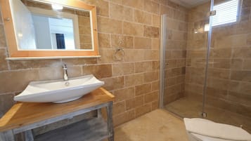 Een douche, gratis toiletartikelen, een haardroger, handdoeken