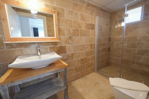 Ein Badezimmer mit Waschbecken, Spiegel und Dusche.