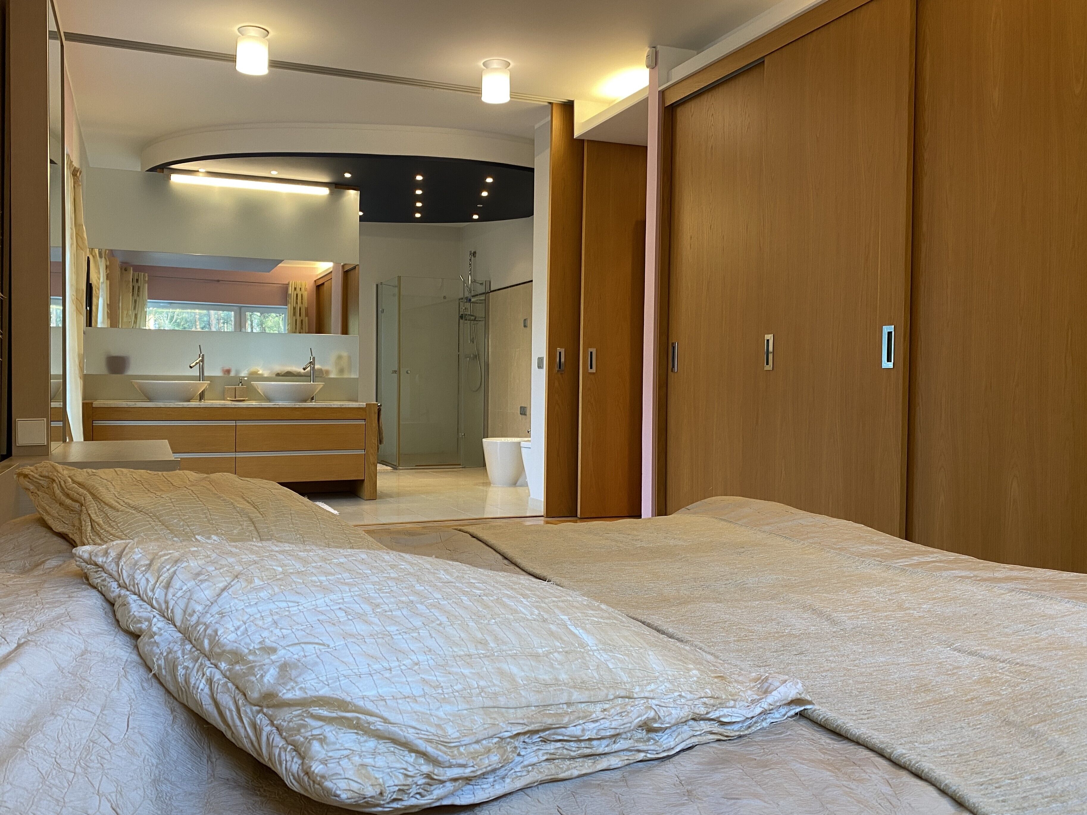 4 slaapkamers, een bureau, een strijkplank/strijkijzer, reisbedje