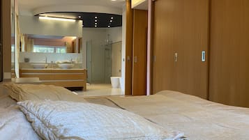 4 slaapkamers, een bureau, een strijkplank/strijkijzer, reisbedje