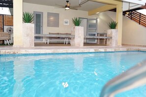 Piscina all'aperto, una piscina riscaldata