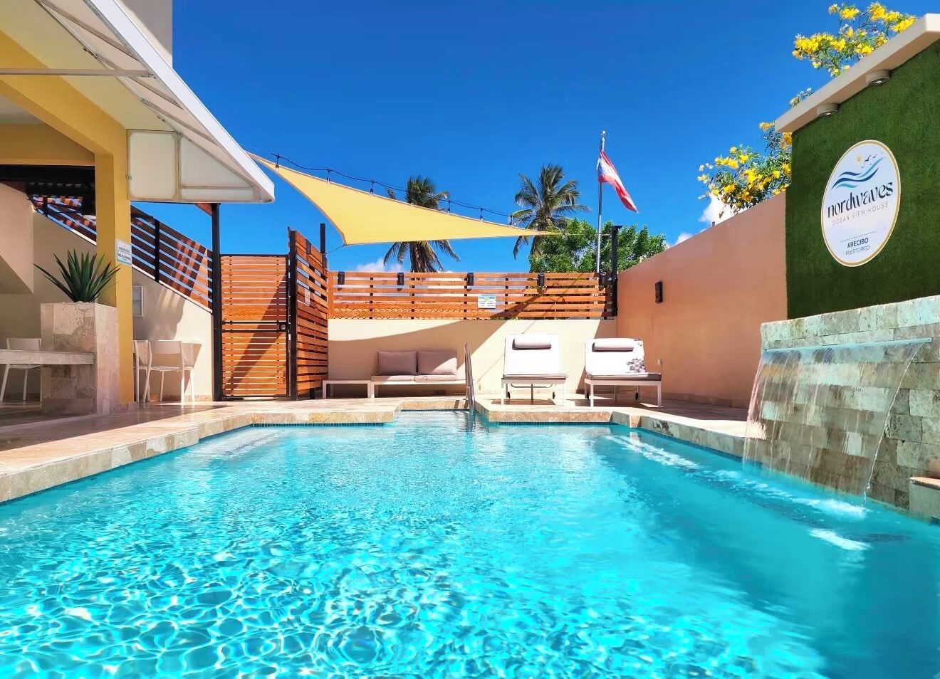 Una piscina al aire libre, una piscina climatizada