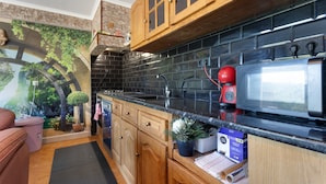 Coffee/tea maker, fridge, microwave, oven - Holiday Home 'Quinta Eva' with Private Terrace, Private Garden and Wi-Fi (Turquel)