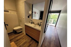 Bathroom - Vrbo Property (Marseille)