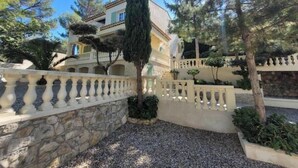 Property grounds - Villa Palama - Living room with heated pool & nature view (Marseille)