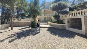 Property grounds - Villa Palama - Living room with heated pool & nature view (Marseille)
