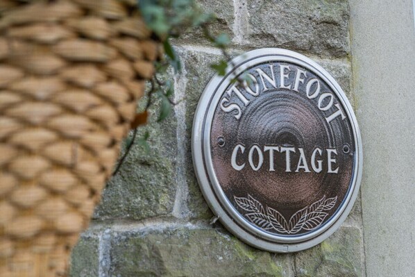 A stone plaque with the inscription 'STONEFOOT COTTAGE' on a stone wall. - Stonefoot Cottage, Charming Peak District cottage (Elton)