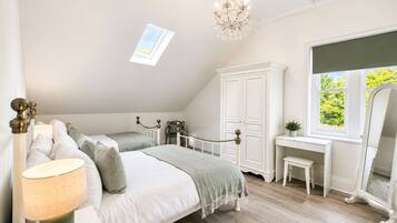 5 bedrooms, free WiFi, bed sheets
