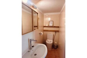 Shower, hair dryer, towels, soap - Vrbo Property (Porches)
