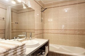 Bathroom - Vrbo Property (Porches)