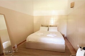 Room - Vrbo Property (Porches)
