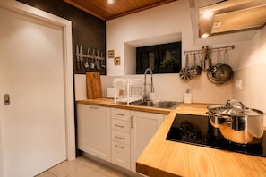 Wasserkocher mit Kaffee-/Teezubehör, Kühlschrank, Mikrowelle, Ofen