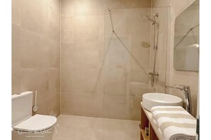 Shower, hair dryer, soap - Vrbo Property (Porches)