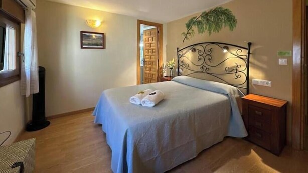 Room - Entrefrutales - Rural House among Trees and Aromas (La Vilueña)