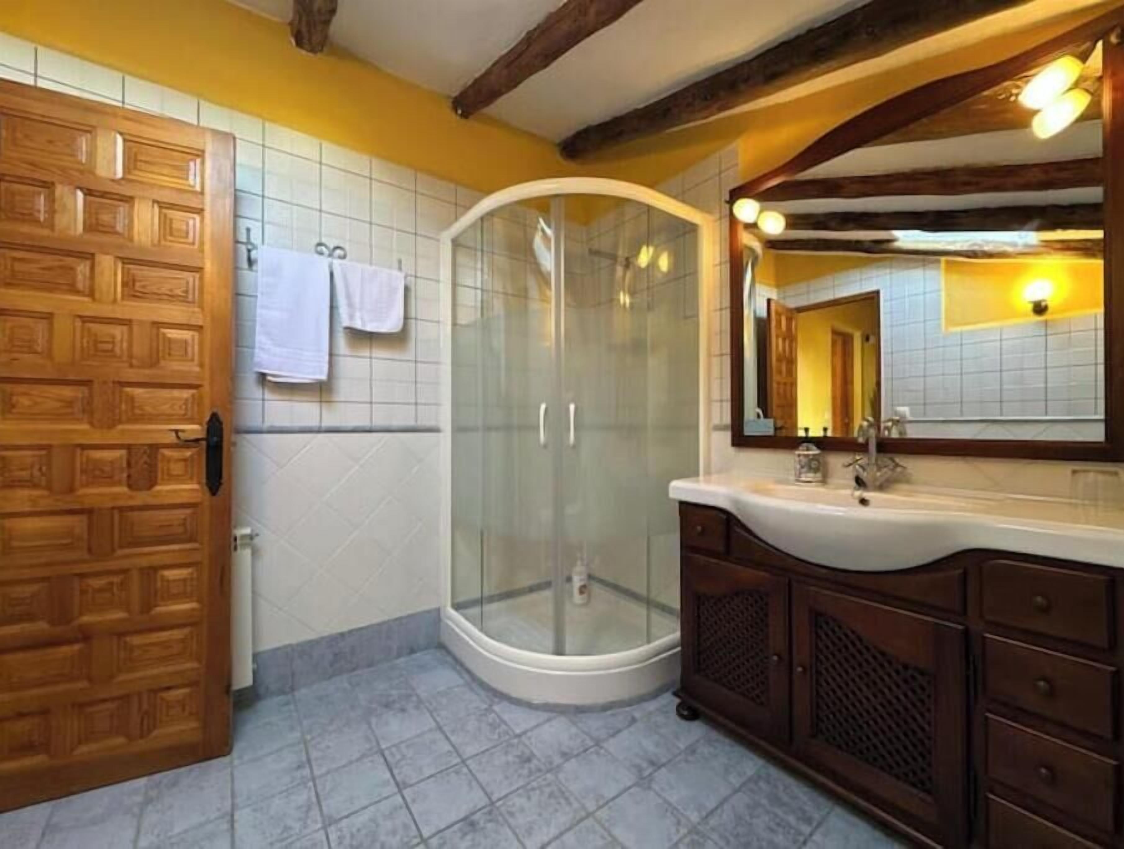 Douche, sèche-cheveux, bidet, serviettes fournies