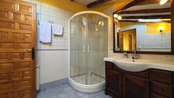 Douche, sĂšche-cheveux, bidet, serviettes fournies