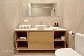 Shower, hair dryer, towels, soap - Vrbo Property (Porches)